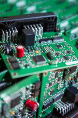 Toplu hazır otomotiv devre kartlarına yüzey bağlı bileşenleri ile basılmış. Bir Pcb toplu üstüne yalan. Dikey görüntü