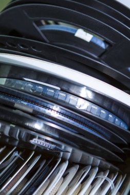 Mikroelektronik bileşenleri. Yüzey bileşenleri üzerinde Mount teyp ve Reel paket. Makaraları bir yığın birlikte içinde çeşididir. Dikey görüntü