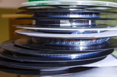 Mikroelektronik bileşenleri. Yüzey montaj bileşenleri teyp ve Reel sahipleri. Makaraları çeşitli bir toplu Together.Horizontal görüntü