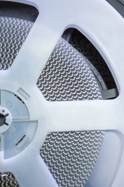 Reel elektronik Smd bileşenleri ile birlikte farklı boyutlarda kasetleri yerleştirilir. Dikey görüntü