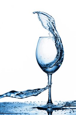 Kadehinin mavimsi su sıçrama hareket saf beyaz arka plan ile temizleyin. Dikey görüntü yönünü