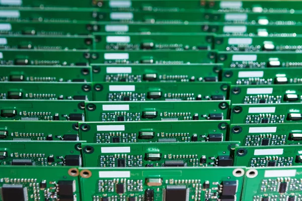 Mikro Elektronik Sanayi ve üretim. Yüzey bağlı bileşenleri ile üretilen baskılı devre kartları yığını. Yatay atış