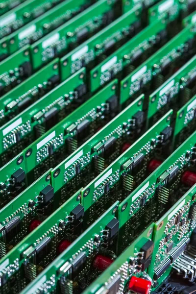 Mikro Elektronik Sanayi ve üretim. Yüzey bağlı bileşenleri ile üretilen baskılı devre kartları yığını. Dikey görüntü