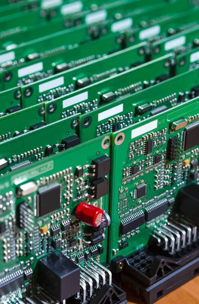 Mikro Elektronik Sanayi ve üretim. Yüzey bağlı bileşenleri ile üretilen baskılı devre kartları yığını. Dikey atış