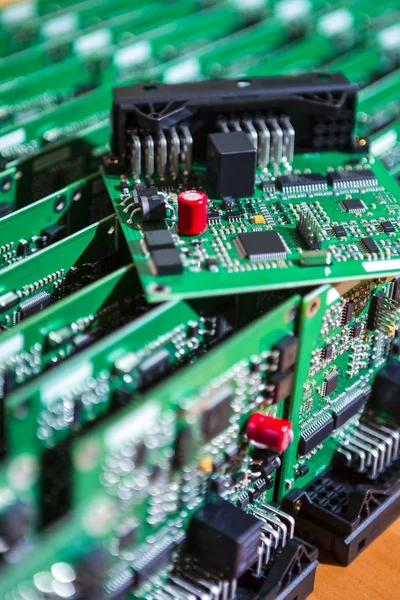 Mikro Elektronik Sanayi ve üretim. Yüzey bağlı bileşenleri ile üretilen baskılı devre kartları yığını. Bir Pcb toplu üstüne yalan. Dikey görüntü