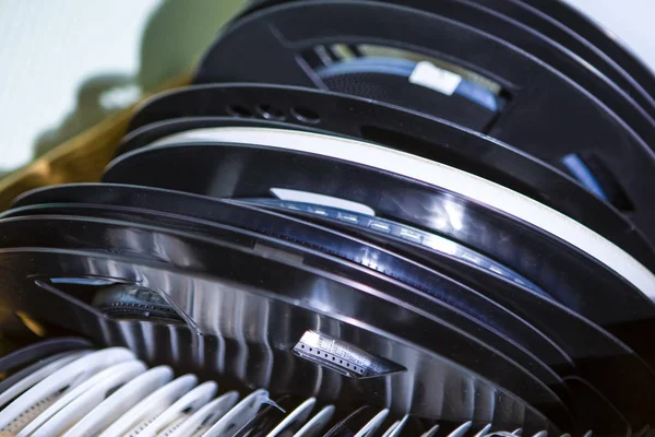 Mikroelektronik bileşenleri. Yüzey bileşenleri üzerinde Mount teyp ve Reel paket. Makaraları bir yığın Together.Horizontal atış çeşitli