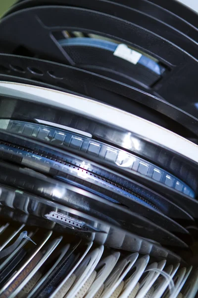 Mikroelektronik bileşenleri. Yüzey bileşenleri üzerinde Mount teyp ve Reel paket. Makaraları bir yığın birlikte içinde çeşididir. Dikey görüntü