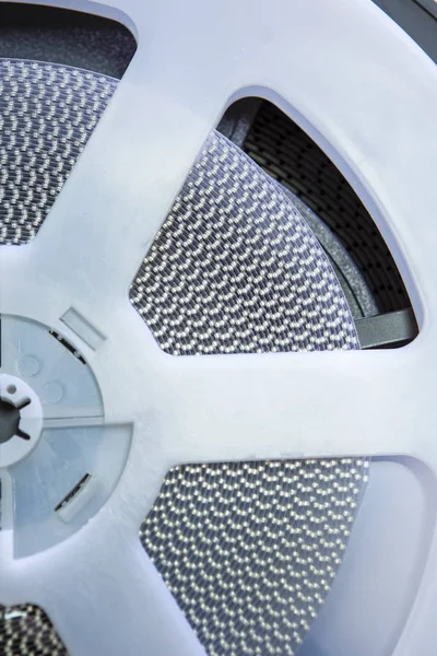 Reel elektronik Smd bileşenleri ile birlikte farklı boyutlarda kasetleri yerleştirilir. Dikey görüntü