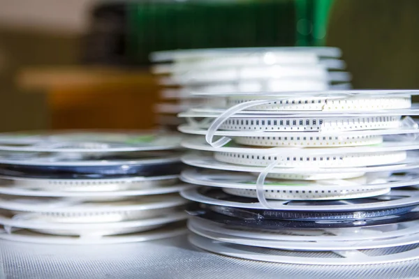 Elektronik fikirler ve kavramlar. Mikroelektronik çekme ve kasetler ve makaralar yer makineleri için yüzey Mount Componentry. Yatay atış