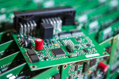 Mikro Elektronik Sanayi ve üretim. Yüzey bağlı bileşenleri ile üretilen baskılı devre kartları yığını. Bir Pcb toplu üstüne yalan. Yatay kompozisyon