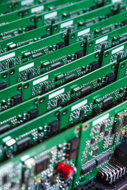 Mikro Elektronik Sanayi ve üretim. Yüzey bağlı bileşenleri ile üretilen baskılı devre kartları yığını. Dikey görüntü kompozisyon