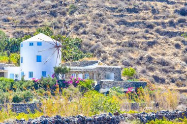 Santorini Adası'nda Caldera Mountains.Horizontal görüntü yönü klasik yuvarlak Yunan Mill evler
