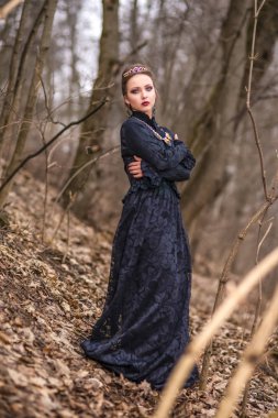 Kostüm oyun. İle sanat elbiseli genç beyaz esmer kadın 