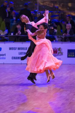 Yetişkin dans çift gençlik standart Avrupa Program Wdsf Baltık Grand Prix-2108 Şampiyonası üzerinde gerçekleştirir.