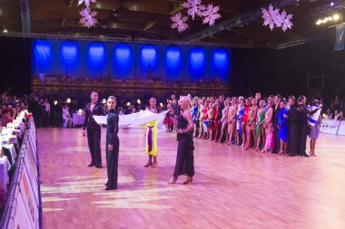 Yetişkin dansı çiftler birlikte Wdsf Baltık Grand Prix-2108 pistinde poz
