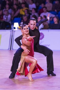 Yetişkin dans çift Gençlik Latin Amerika programı gerçekleştirir
