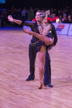 Profesyonel yetişkin dans çift Gençlik Latin Amerika programı Wdsf Baltık Grand Prix-2108 Şampiyonası üzerinde gerçekleştirir.