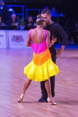 Yetişkin dans çift Gençlik Latin Amerika programı Wdsf Baltık Grand Prix-2108 Şampiyonası üzerinde gerçekleştirir.