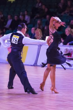 Yetişkin dans çift Gençlik Latin Amerika programı Wdsf Baltık Grand Prix-2108 Şampiyonası üzerinde gerçekleştirir.