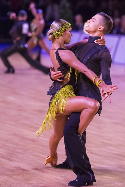 Profesyonel yetişkin dans çift Gençlik Latin Amerika programı Wdsf Baltık Grand Prix-2108 Şampiyonası üzerinde gerçekleştirir.