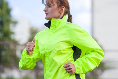 Fitness ve sağlıklı yaşam kavramları. Ru olan kadın atlet