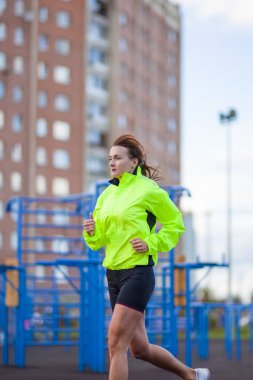 Fitness ve sağlıklı yaşam kavramları. Kadın atlet açık havada egzersiz çalıştıran sahip.