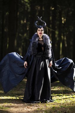 Kostüm Drama oyna. Siyah giyim sanatsal Maleficent kadın 