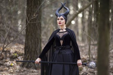 Bahar boş F Crook ile poz büyülü Maleficent karakter