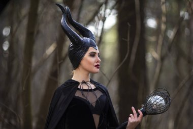Bahar boş F Crook ile poz büyülü Maleficent karakter