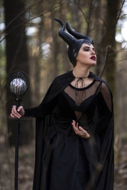 Muhteşem ve büyülü Maleficent kadın boynuzları ile spr poz