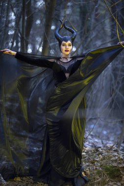Kostüm Drama oyna. Gizemli ve büyülü Maleficent kadın ile