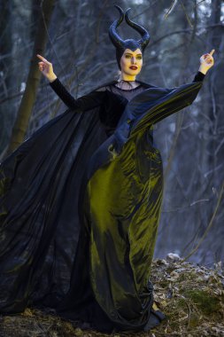 Kostüm Drama oyna. Gizemli ve büyülü Maleficent kadın ile