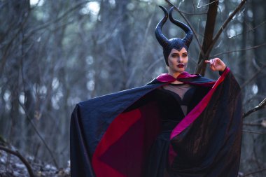 Kostüm Drama oyna. Gizemli ve büyülü Maleficent kadın ile