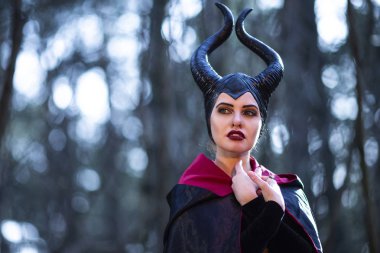 Bahar boş Fores poz boynuzları ile büyülü Maleficent kadın