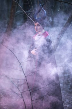 Bahar poz boynuzları ile büyülü Maleficent kadın portresi