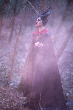 Bahar poz boynuzları ile büyülü Maleficent kadın portresi