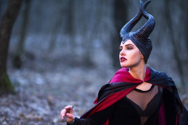 Kostüm Drama. Erken spri içinde poz gizemli Maleficent kadın