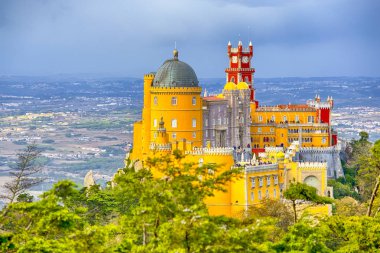 Dünya seyahat mirası. Portekiz 'deki Sintra City 'de ünlü Pena Sarayı
