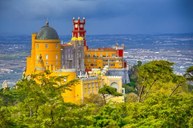 Dünya seyahat mirası. Portekiz 'deki Sintra City 'de ünlü Pena Sarayı