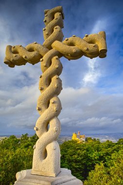 Yüksek Cross veya Portekiz Cruz Alta Sintra Hills 'te yer alan