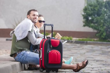 Mutlu Çift Şehir Etrafında Seyahat. Sandviçile Öğle Yemeği