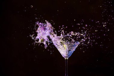 Yüksek Hızlı Splash Fotoğrafçılık. Şarap renkli sıvı patlaması 