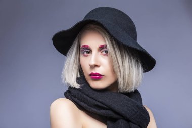 Gri Arka Plan Üzerinde Siyah Şapka güzel Kafkas Sarışın Kız