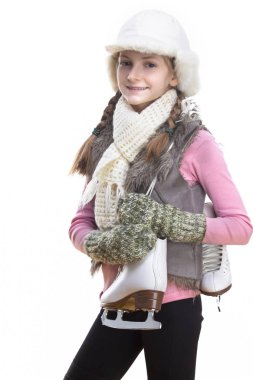 Kışlık Kıyafetlerle Gülümseyen Beyaz Sarışın Kız. Poz Yarı Döndü