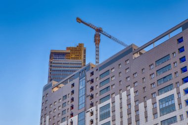 Mavi Gökyüzüne Karşı Vinçler Yapılı Yeni Şantiye.