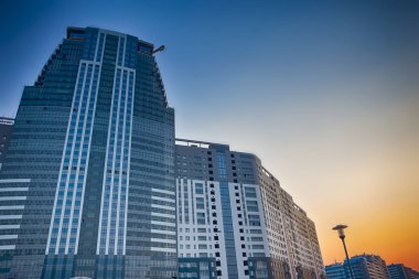 Mavi Gökyüzüne Karşı Gün Batımında Yeni Modern Şehir Binaları.