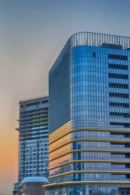 Mavi Gökyüzüne Karşı Gün Batımında Bir Set yeni modern şehir binaları