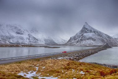 Norveç'teki Lofoten Adaları. Fredvang tarafından Geçen Kırmızı Noticable Araba