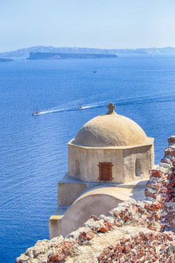 Seyahat Noktaları. Antika Kilisesi Önünde Yüzen Yelkenli Tekneler