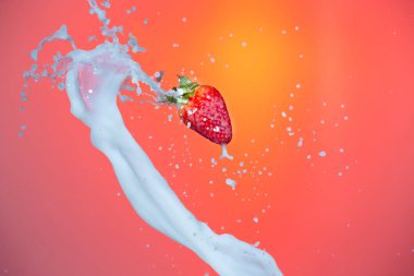 Splash Fotoğrafçılık. Çilek Etrafında Dökülen Süt Dökülür. Tekrar